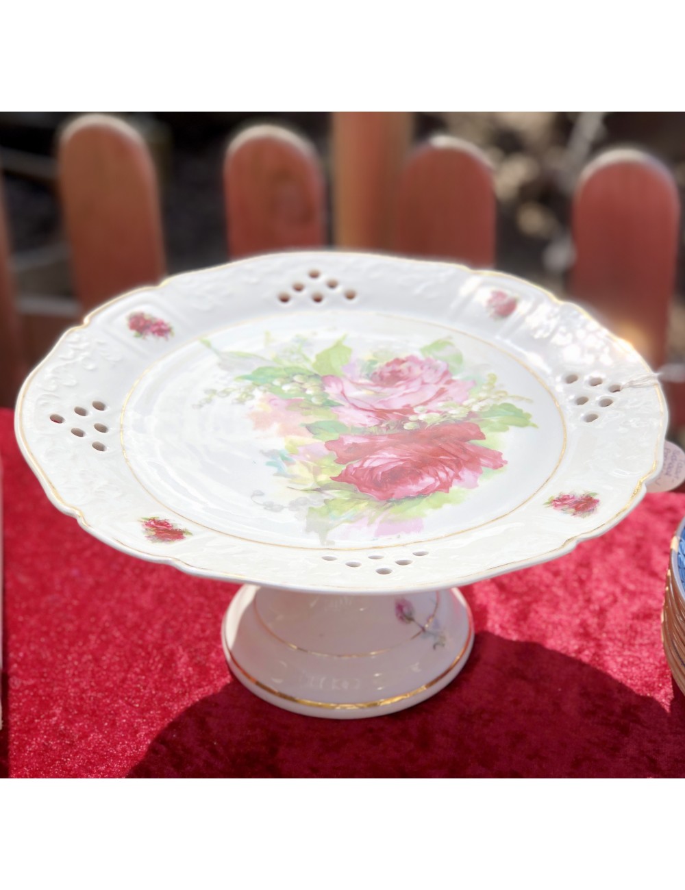 Taartschaal / gebakschaal - op voet - porselein - décor van rozen, meibloem
