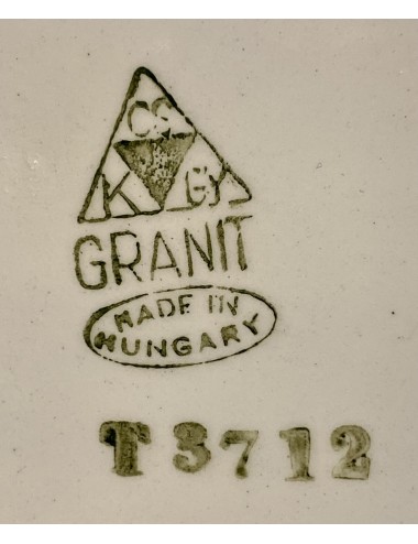 Dinerbord - licht geschulpte en geribbelde rand - Granit (Hungary) - decor H3712 / U3712 / T3712 / 3712 van rode en groene klimo