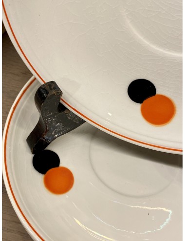 Schoteltje - van servies gemerkt met HARLEKIN ges. Gesch. - decor van zwarte en oranje bollen