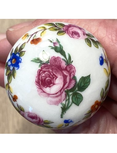 Kastknopje, rond - porselein - met een décor van een roosje en bloemetjesrand