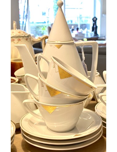 Kop en schotel - Mitterteich Bavaria - wit porselein met goudkleurige opdruk van (gestreepte) driehoekjes