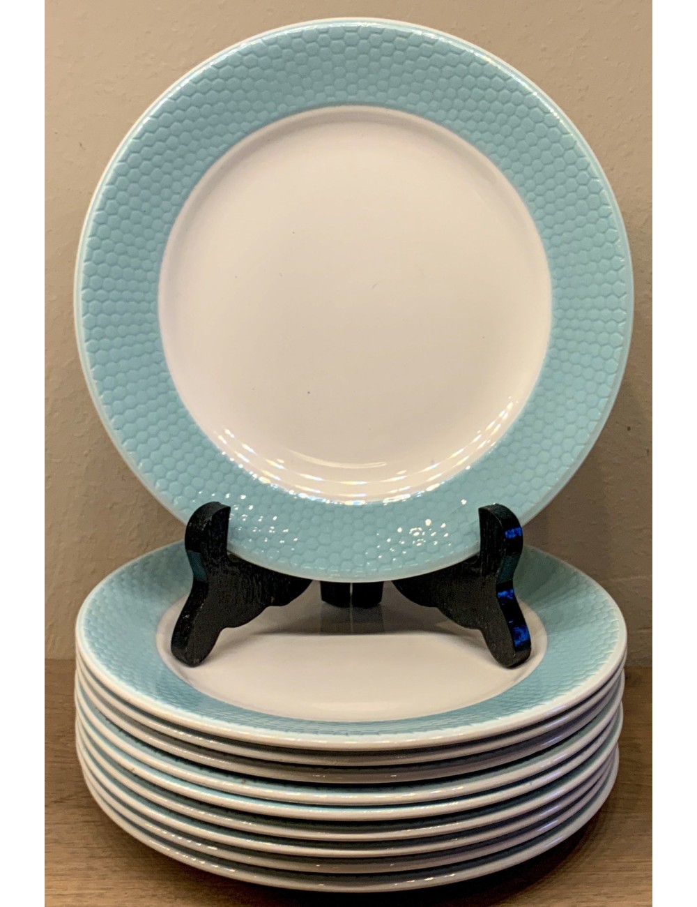 Bord / Ontbijtbord - ongemerkt (waarschijnlijk Frans) - azuurblauw met een soort bijenkorfreliëf