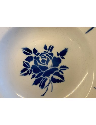 Diep bord / soepbord / pastabord - ongemerkt (ws. Frankrijk) - spuitdecor van een diepblauwe roos