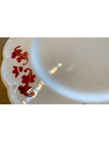 Ontbijtbord / dessertbord - Boch - vorm FESTIVAL - décor CORONATION rood (EIKENBLAD)