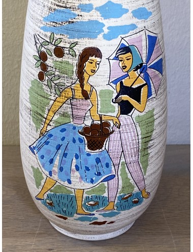 Vaasje - Bay Keramik (?) - décor van twee jonge vrouwen met stippelrok/parasol en hoofddoek - W. Germany