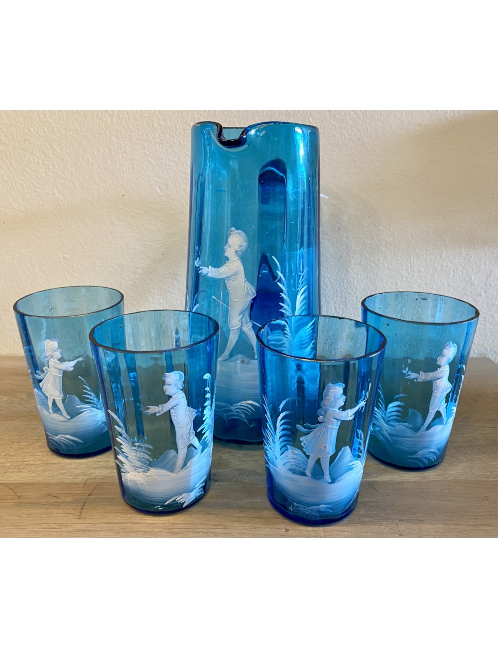 Kan met 4 glazen - azuurblauw glas met Mary Gregory décor in wit - conisch toelopend, geweld glas