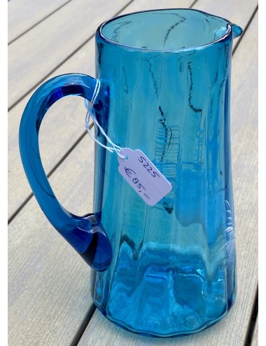 Kan met 4 glazen - azuurblauw glas met Mary Gregory décor in wit - conisch toelopend, geweld glas