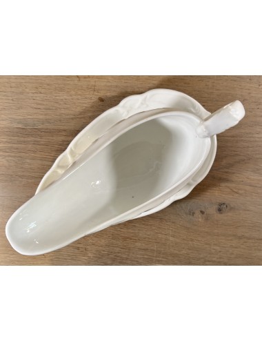 Gravy boat / Saucière - unmarked - white porcelain with an elegant relief