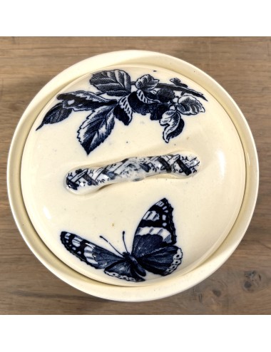 Zeepbak - rond model - ongemerkt (Boch?), alleen een blindmerk - décor van plant en vlinder in donkerblauw