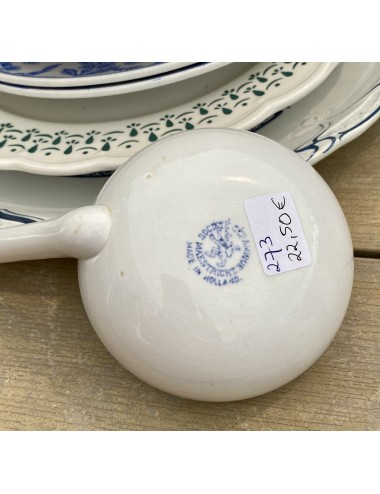 Soeplepel – Sleef – Societe Ceramique Maestricht blauw merkje – wit met gebogen uiteinde steel met relief