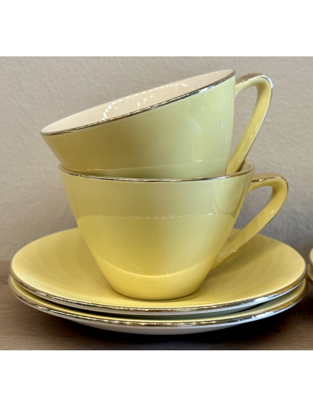 Cup and saucer - Boch - model SATURN/MIAMI (1957-1962) - décor in ochre yellow with gold handle