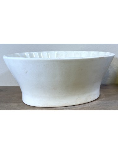 Pudding mold - larger model - Societe Ceramique Maestricht - version in white/cream