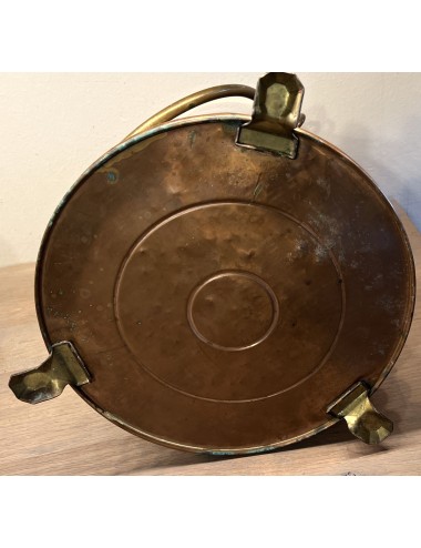 Doofpot (dutch word for an enamel or copper pot with lid to store hot ashes from the stove) executed in copper