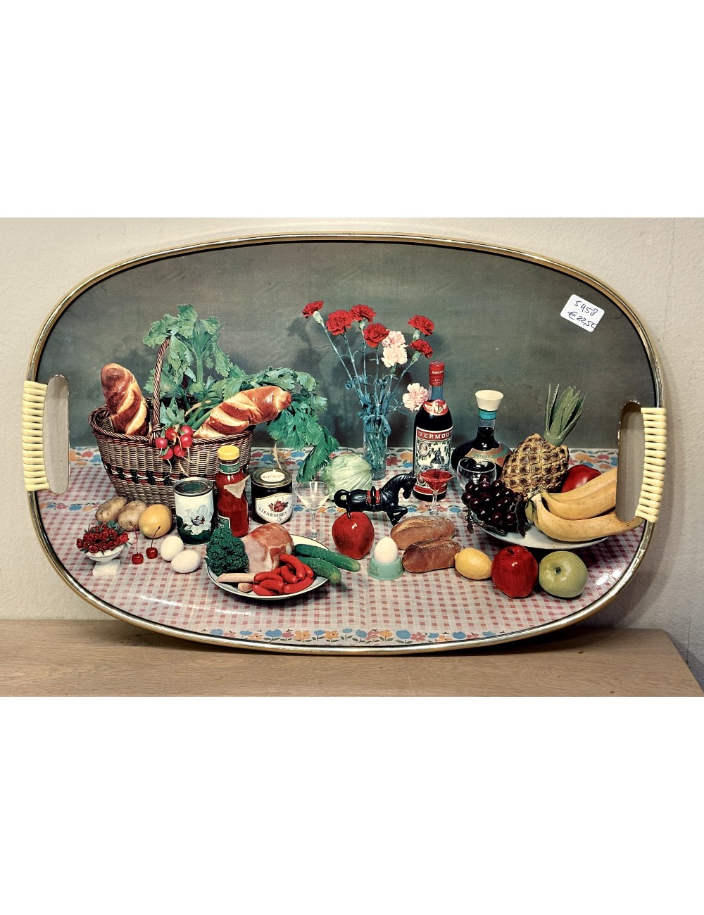 positie resterend humor Dienblad met geplastificeerde vintage décor afbeelding Vermouth, stokbrood,  fruit, vlees, groenten en anjers