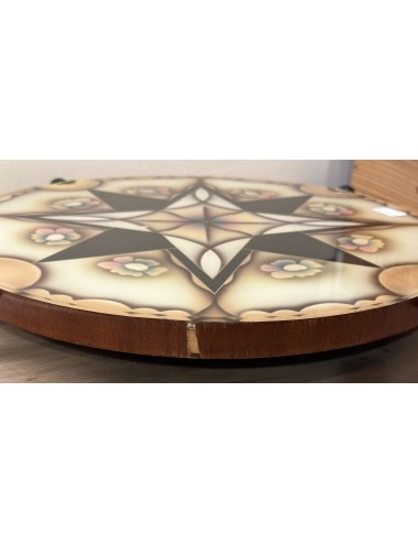 Draaiplateau / Presenteerplateau van hout met glazen beschermingsplaat waaronder Art Deco decoratie
