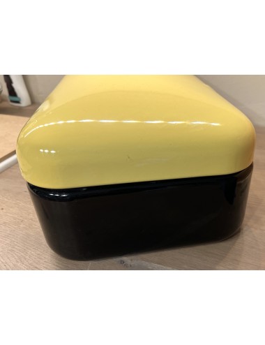 Broodtrommel - emaille uitvoering in zwart met een geel emaille deksel