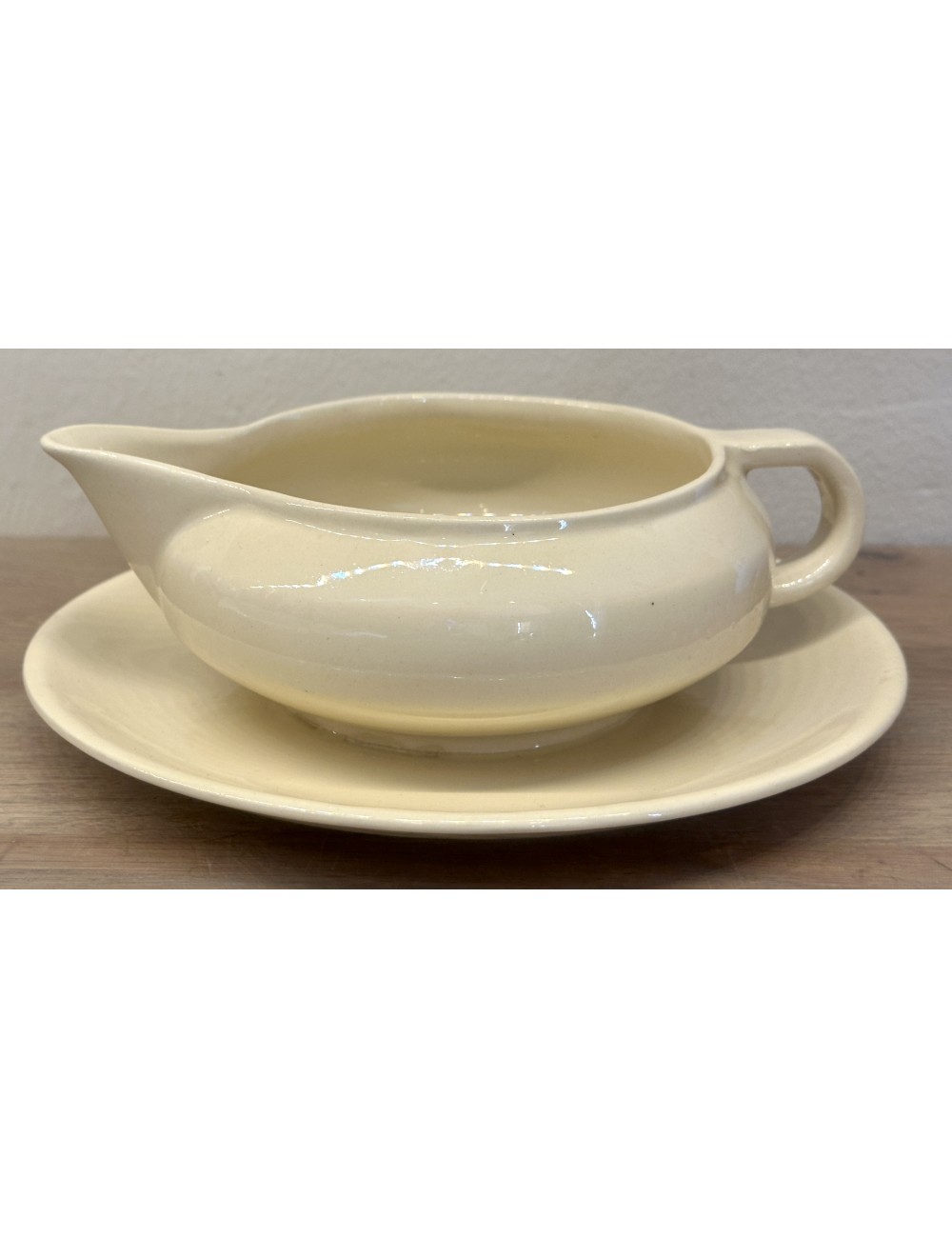 Gravy boat / Sauce boat - Petrus Regout - dated 1941 - executed in cream without further decoration