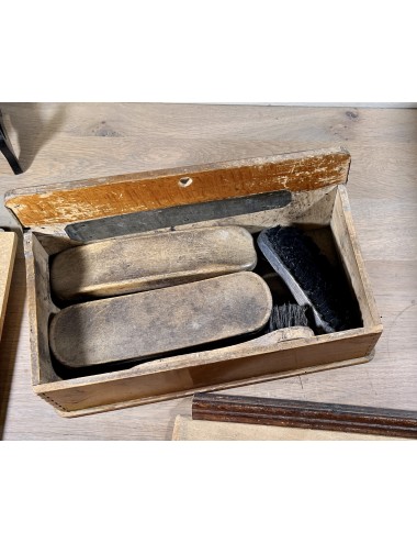 Shoe polish box/box in wood with print on the lid