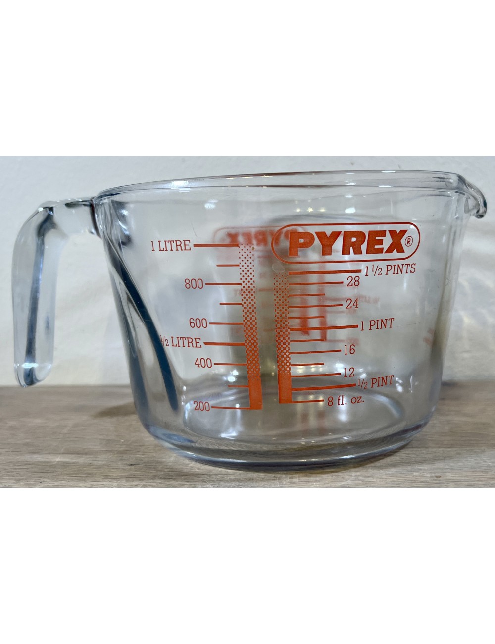 https://www.ramblingrose.nl/14515-large_default/measuring-cup-pyrex-thick-glass-model-with-size-markings.jpg