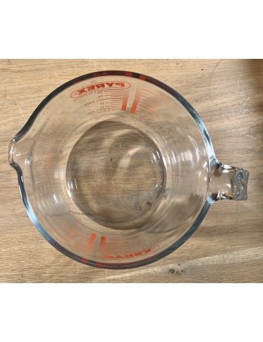 Measuring cup - Pyrex - thick glass model with size markings