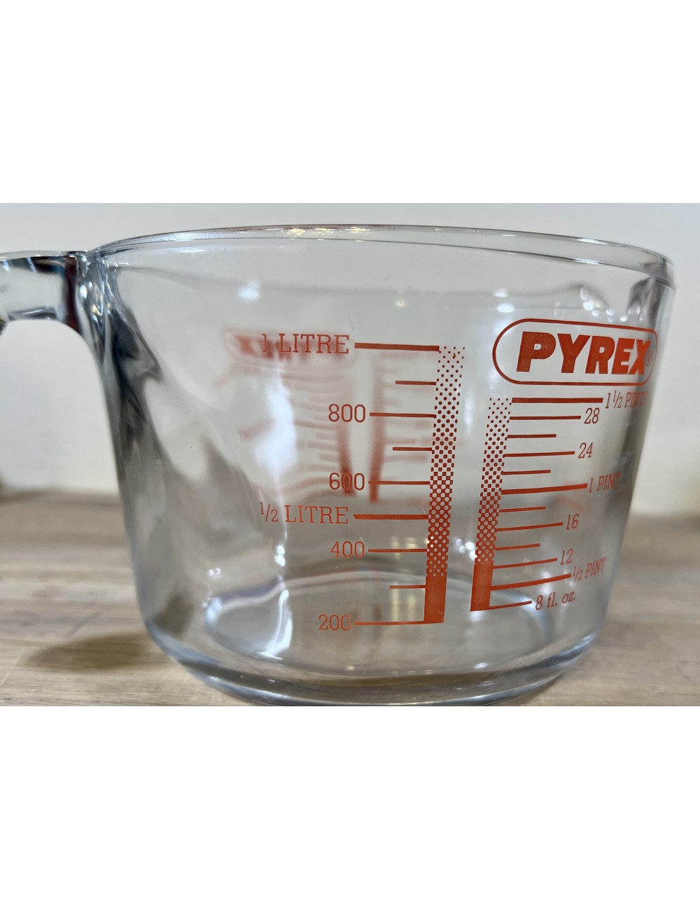 https://www.ramblingrose.nl/14518-large_default/measuring-cup-pyrex-thick-glass-model-with-size-markings.jpg