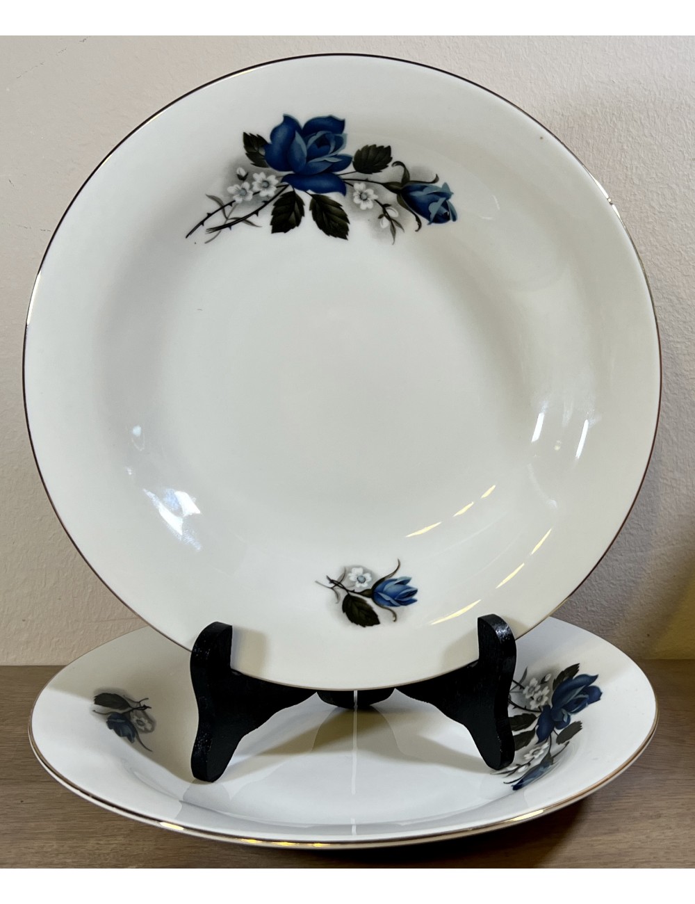 Diep bord / Soepbord / Pastabord - porselein - Wunsiedel Bavaria - décor in wit met blauw met witte bloemen