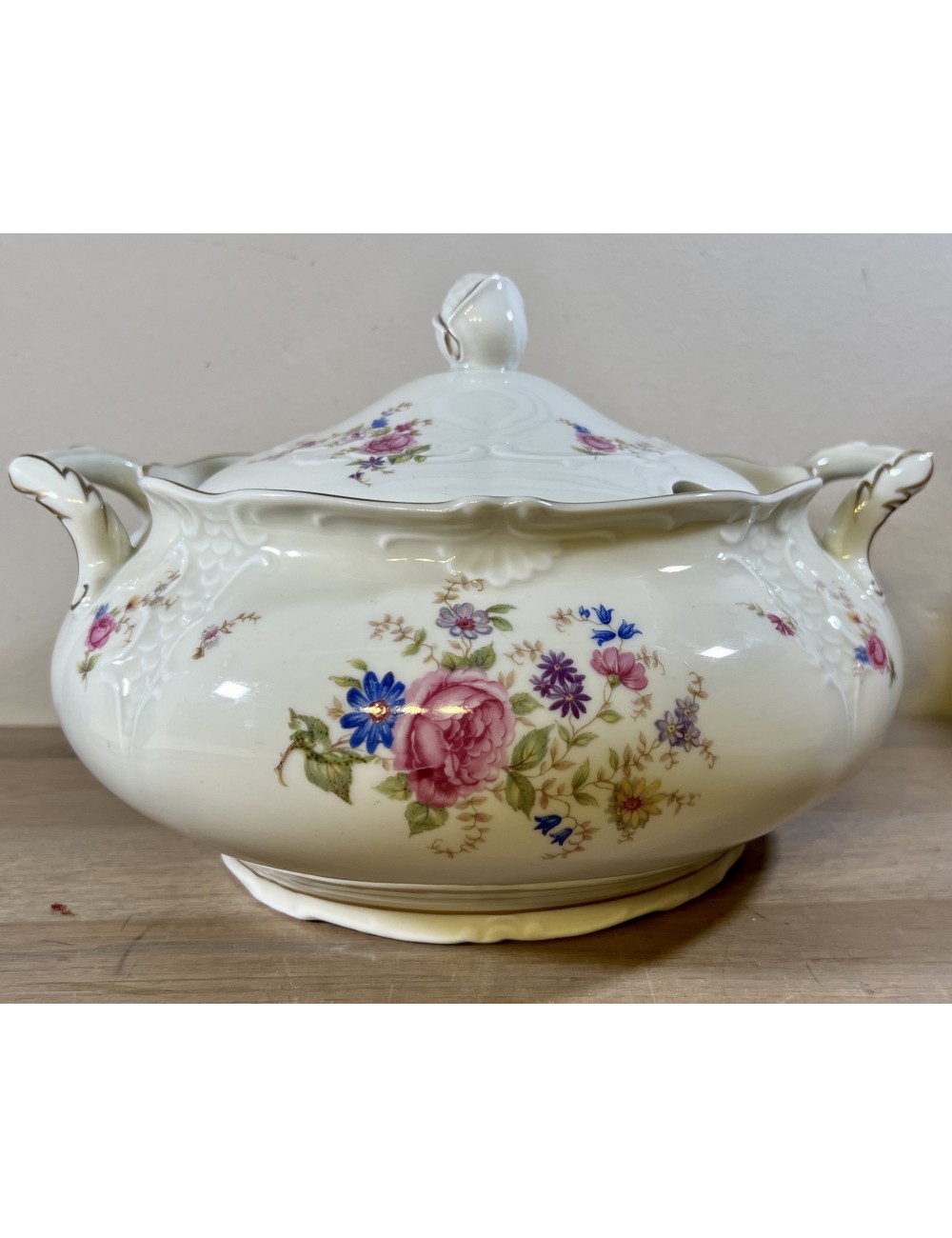 Tureen / Soup tureen - larger model - Mosa - décor in blue/pink flowers