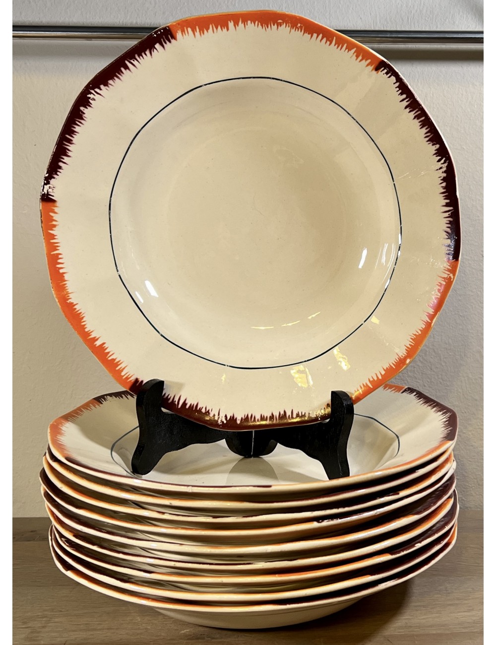 Deep plate / Soup plate / Pasta plate - unmarked - décor in brown with orange on the edges - Art Deco
