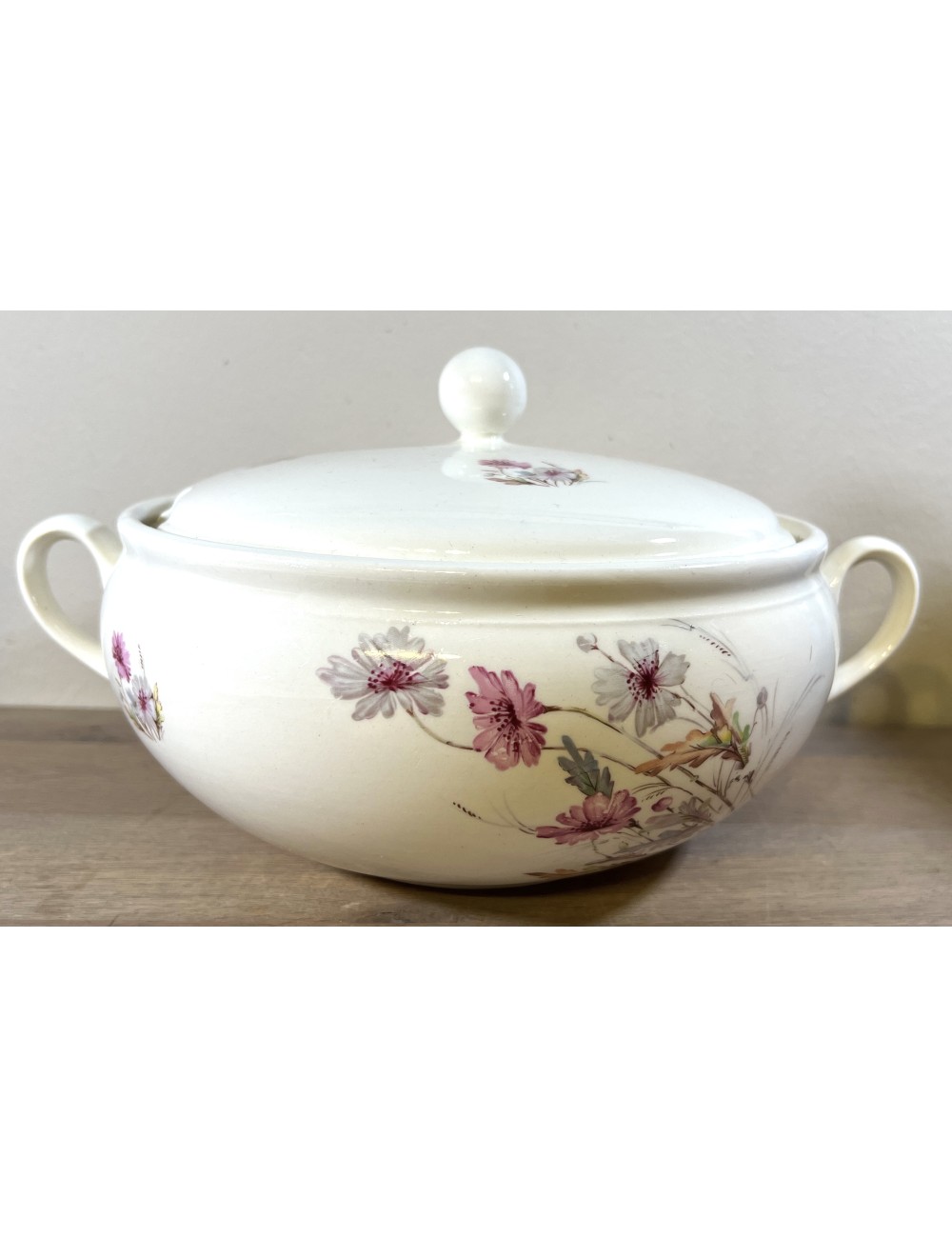 Cover dish / Soup tureen - Petrus Regout - model Desiree with a décor of gray/pink flowers