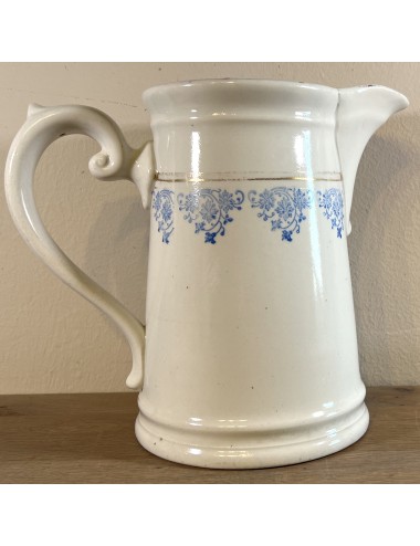 Melkkan / Waterkan - Societe Ceramique Maestricht - décor in wit met blauwe bloemetjes en goudverf