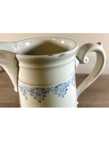 Melkkan / Waterkan - Societe Ceramique Maestricht - décor in wit met blauwe bloemetjes en goudverf