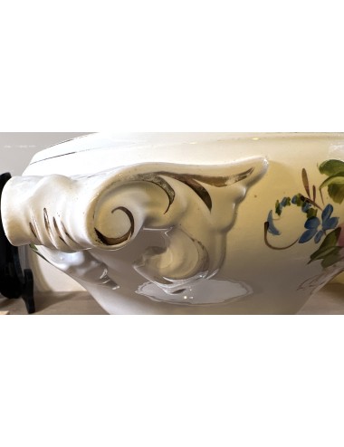 Bruidsterrine - Societe Ceramique Maestricht - zonder deksel - décor met handgeschilderd decor van mosrozen / mosroos