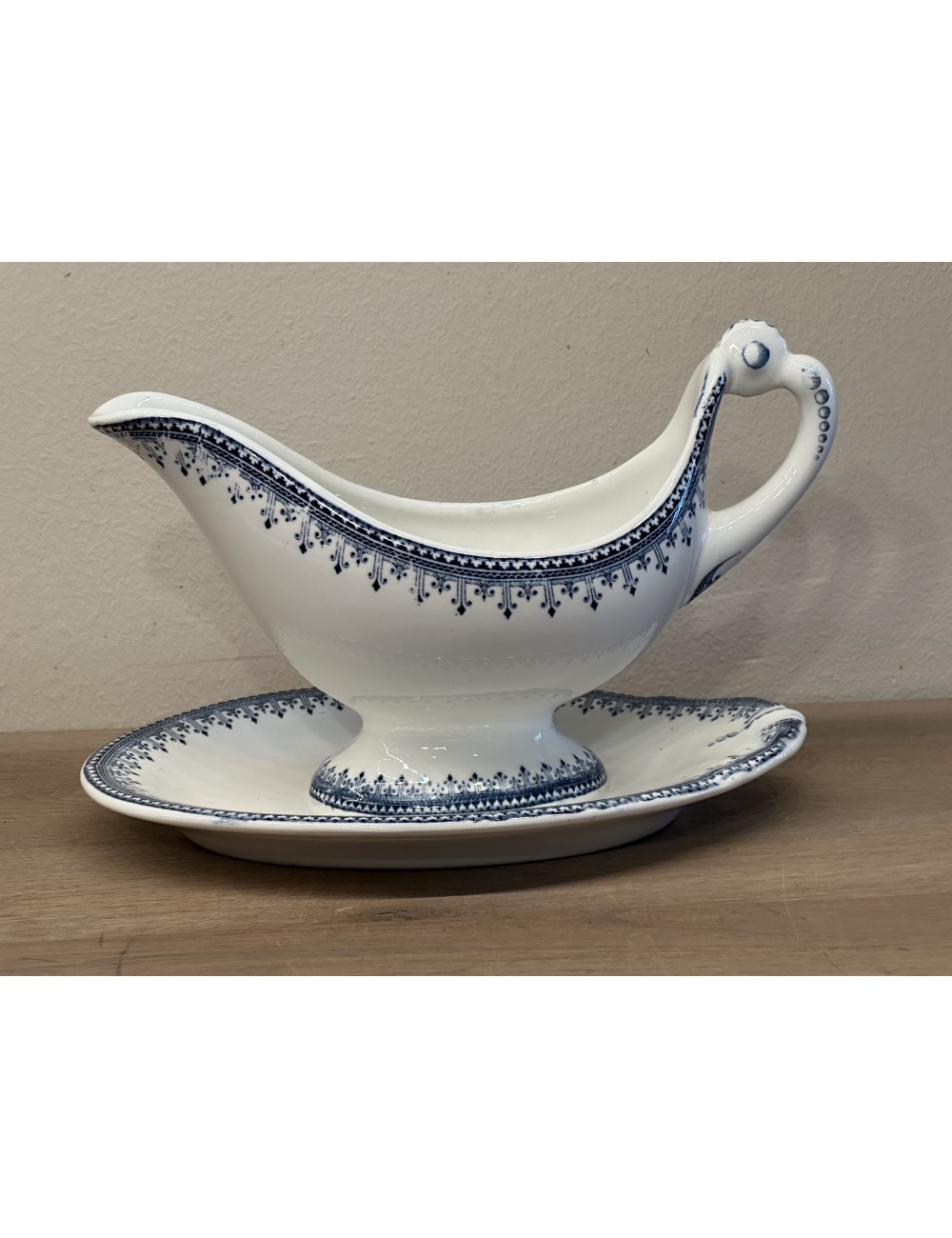 Gravy boat / Sauce bowl - unmarked but Petrus Regout - décor BORDURE in blue with tooling