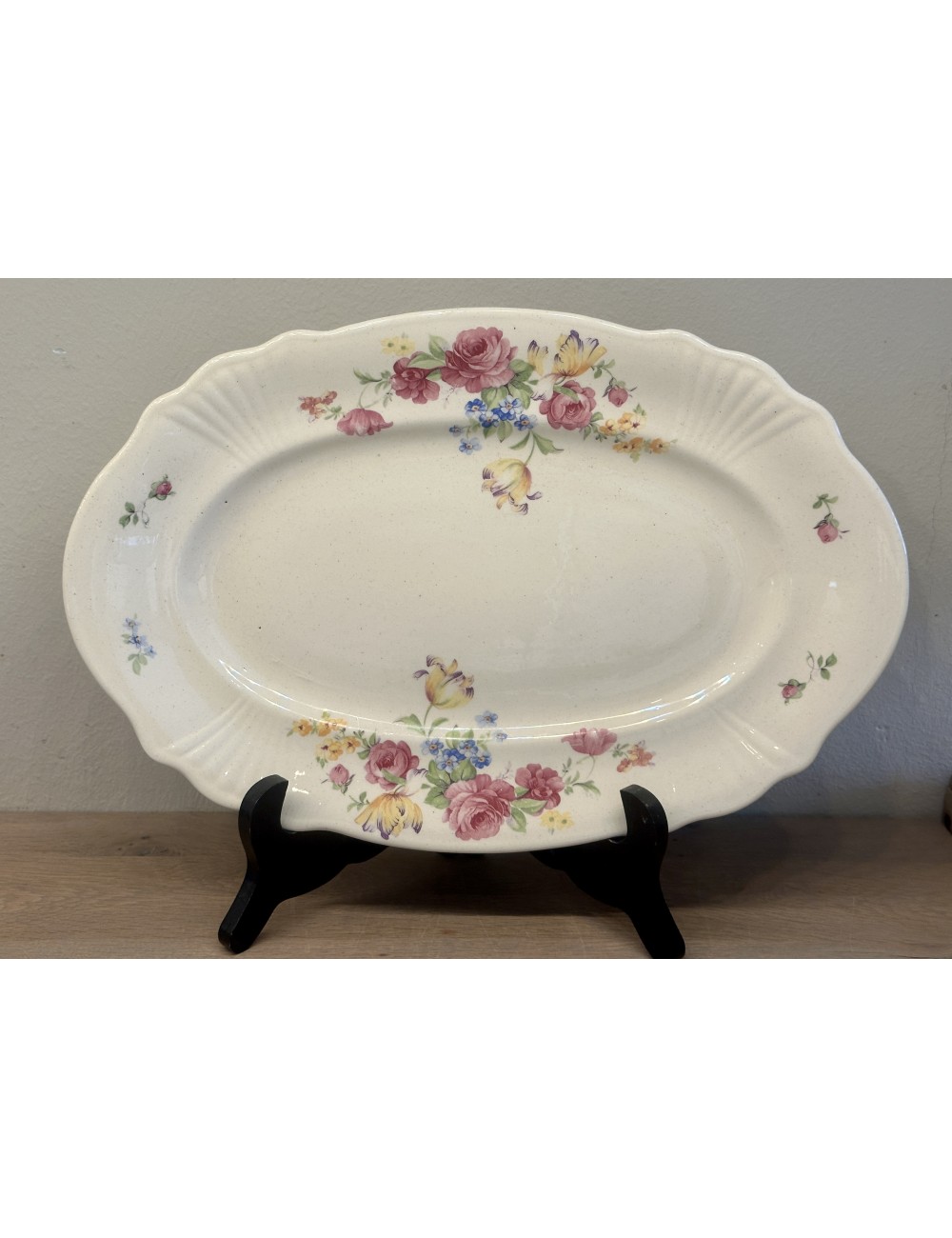 Plate - oval model - H Keramik (Germany) - décor of roses and flowers with a worked edge