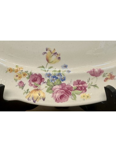 Plate - oval model - H Keramik (Germany) - décor of roses and flowers with a worked edge