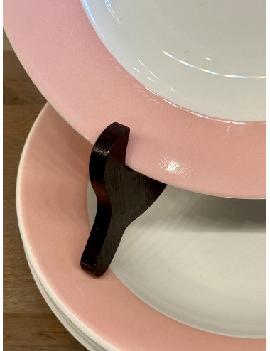 Deep plate / Soup plate / Pasta plate - unmarked - executed with rather wide pastel pink rim