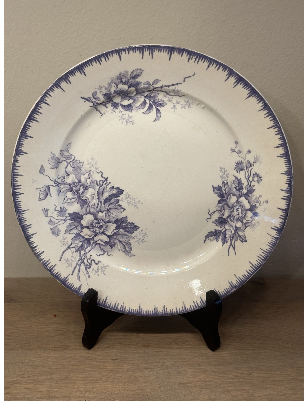 Dinner plate / Dining plate - Petrus Regout - décor OLGA executed in purple/lilac