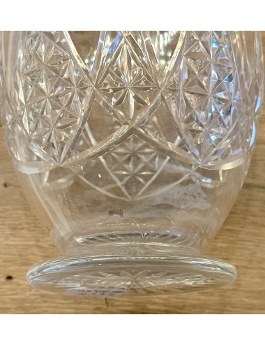 Decanter with stopper - cut glass/crystal (?)