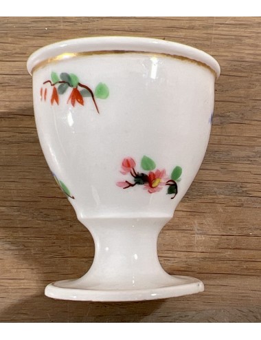 Egg cup - porcelain - unmarked - executed with décor of flowers