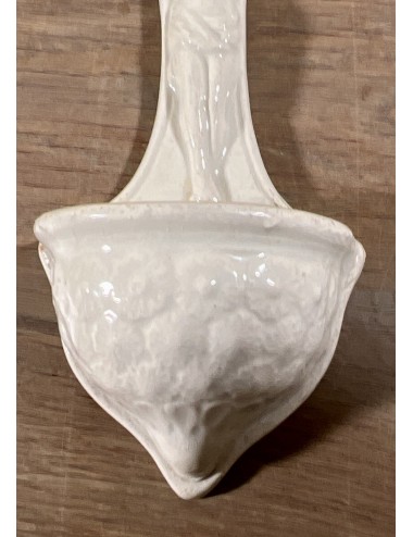 Wijwaterbak - wit porselein/aardewerk - ongemerkt - delicaat en fijntjes afgewerkt