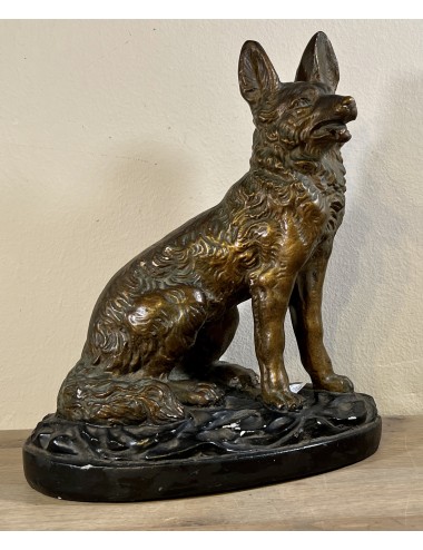 Beeld van een hond - gips - uitgevoerd in bruin/brons kleur