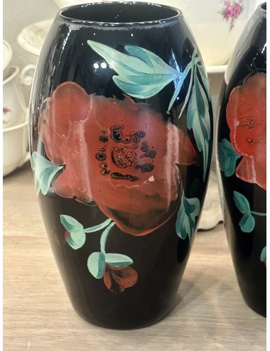 Vaas - Booms glas - uitgevoerd in zwart met handgeschilderde rode bloem (klaproos)