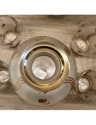 Likeurset - karaf met 5 glaasjes - waarschijnlijk Booms glas - uitgevoerd in mat glas met goudkleurige beschildering