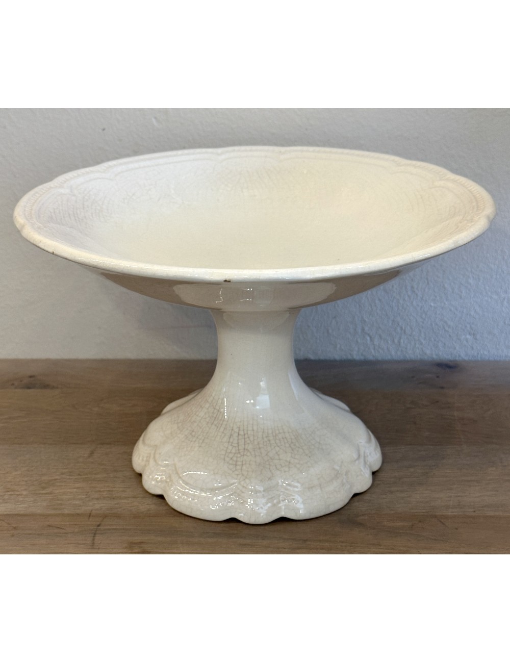 Tazza / Plate on foot - Boch - executed in white with scalloped pearl edge