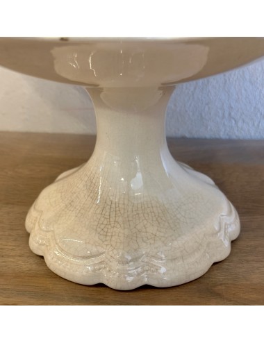 Tazza / Plate on foot - Boch - executed in white with scalloped pearl edge