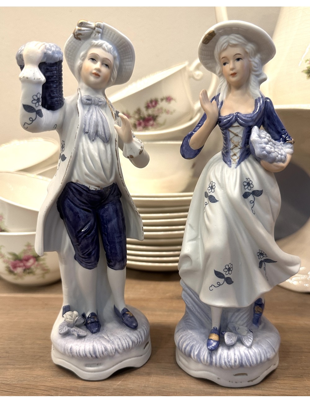 Beeldjes - koppeltje - vrouw en man - uitgevoerd in wit en blauw bisquit