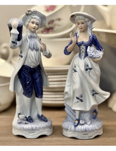 Beeldjes - koppeltje - vrouw en man - uitgevoerd in wit en blauw bisquit
