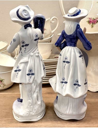 Figurines - couple - woman and man - executed in white and blue bisquit