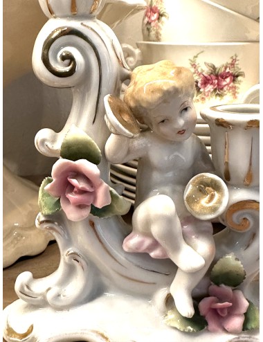 Kandelaar - dubbele houder - zittend jongetje met roosjes en wit/goudgekleurde versiering
