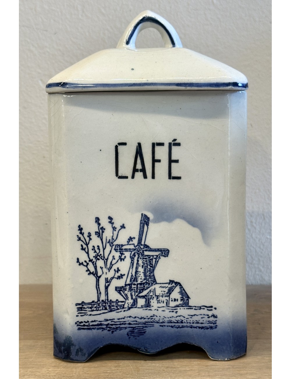 Voorraadpot - ongemerkt - blindmerk 275 - décor in blauw/wit van een molen, huis en bomen - opschrift CAFE